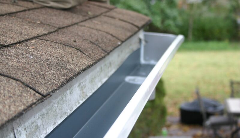 jak-prawidlowo-zamontowac-kosze-zlewowe-aby-zapobiec-przeciekom