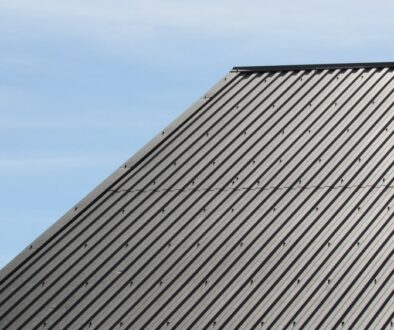 blacha-na-rabek-zalety-i-wady-w-kontekscie-nowoczesnych-pokryc-dachowych