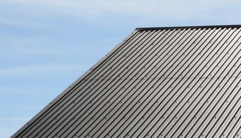 blacha-na-rabek-zalety-i-wady-w-kontekscie-nowoczesnych-pokryc-dachowych