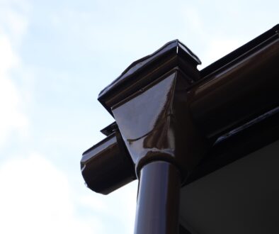 rynny-kwadratowe-ukryte-w-elewacji-elegancja-dachu-bezokapowego