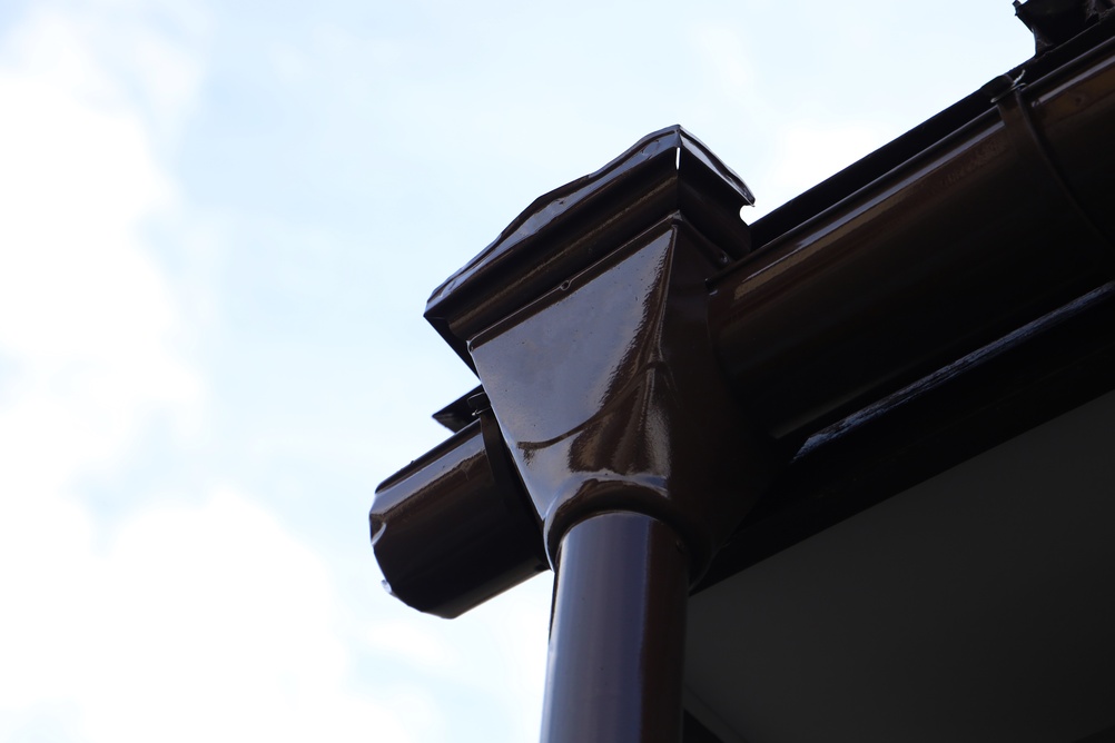 rynny-kwadratowe-ukryte-w-elewacji-elegancja-dachu-bezokapowego