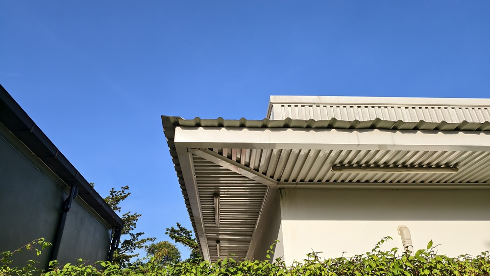 Modern,Building,Roof,Featuring,White,Corrugated,Metal,Sheets,And,Gutter